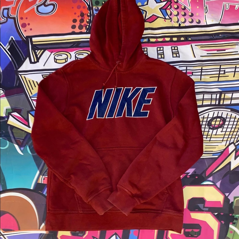 Men’s vintage Nike Burgundy Spellout Pullover Hoodie Sweatshirt.